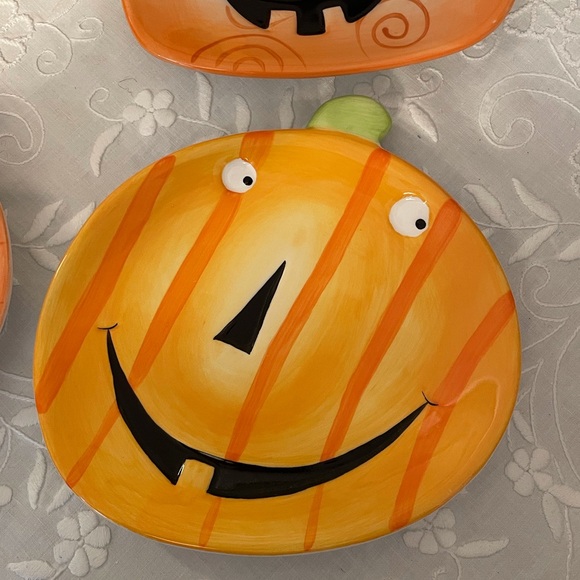 Halloween Pumpkin Plates - Picture 4 of 5